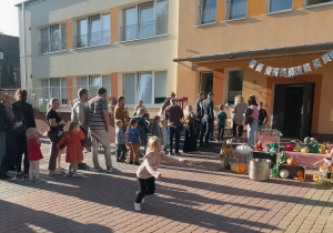 Rodzice z dziećmi podczas imprezy