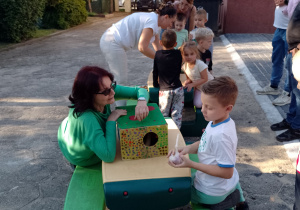 Pani Gosia i chłopiec przy stoliku z czarodziejskim pudłem