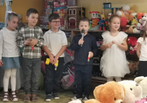 Kilkoro dzieci podczas przedstawienia