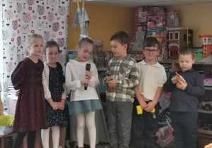 Kilkoro dzieci podczas przedstawienia