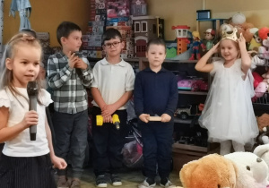 Kilkoro dzieci podczas przedstawienia