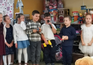 Kilkoro dzieci podczas przedstawienia