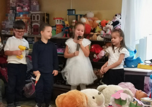 Kilkoro dzieci podczas przedstawienia