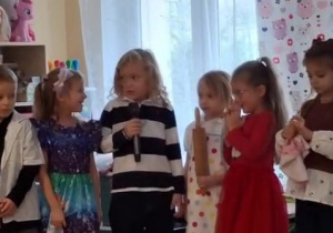 Kilkoro dzieci podczas przedstawienia
