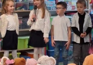 Kilkoro dzieci podczas przedstawienia