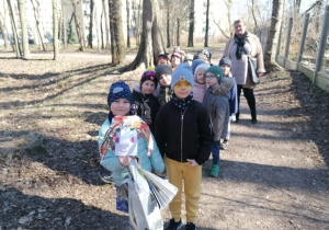 Dzieci z grupy VI idą z Marzanną w Parku Wolności