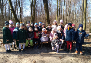 Grupowe zdjęcie dzieci z grupy IV z Marzanna w parku