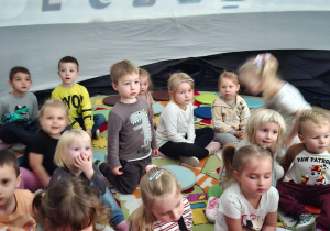 Dzieci z grupy Pszczółki siedzą w kopule projekcyjnej