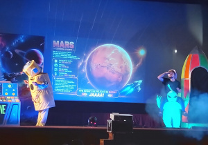 Astronauta i podróżnik na scenie