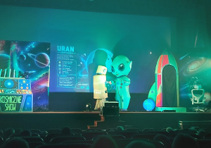 Astronauta i kosmita podczas spektaklu