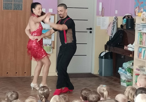 Para tancerzy tańczy