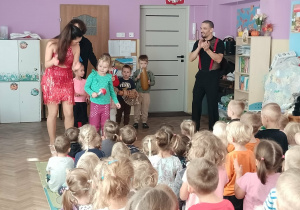 Dziewczynka gra na instrumencie
