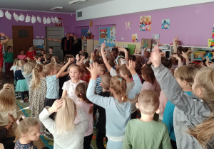 Dzieci poruszają się do muzyki
