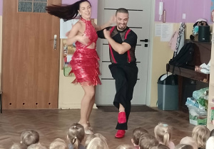 Tancerze tańczą