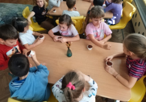 Dzieci jedzą muffinki