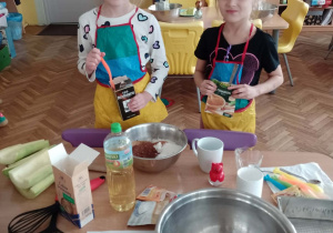 Dwie dziewczynki wsypują produkty do miski
