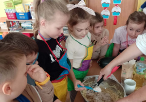 Dzieci podcza sprzygotowywania ciast