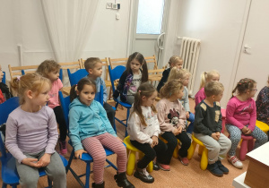 Dzieci siedzą w czytelni