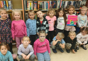 Dzieci stoją w bibliotece