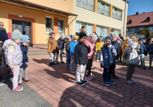 Dzieci grup młodszych na placu przedszkolnym