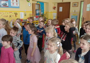 Dzieci z grupy IV i VI tańczą podczas audycji