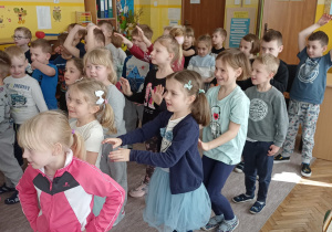 Dzieci z grupy IV i VI tańczą podczas audycji