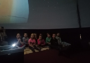 Dzieci z grupy VI w kopule oglądają pokaz o kosmosie