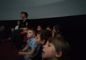 dzieci z grupy VI oglądają pokaz o kosmosie