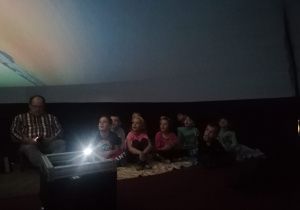 Dzieci z grupy VI oglądają w kopule pokaz o kosmosie