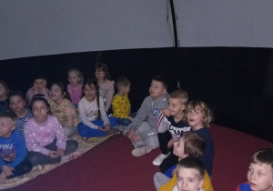 Dzieci z grupy V oglądają w kopule pokaz o kosmosie
