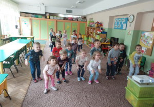 Dzieci z grupy II wykonują układ taneczny do muzyki