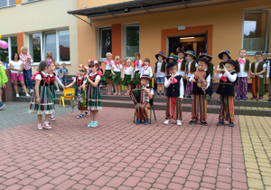 Dzieci z grupy IV ubrane na ludowo śpiewają piosenkę "Lipka zielona"