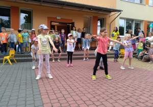 Dziewczynki z grupy V i VI tańczą do utworu "Siniorita"
