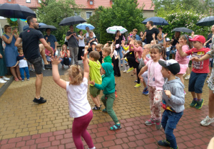 Taniec dzieci z instruktorem Zumby