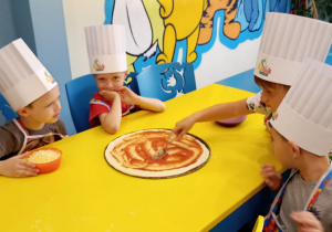 Degustacja pizzy przez dzieci