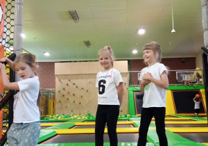 Anielka, Marcelka i Marta podczas zabaw