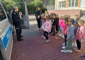 Dzieci z grupy VI słuchają pani policjant