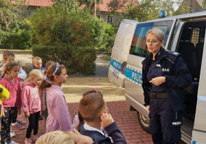 Dzieci z grupy VI zadają pytania pani policjant