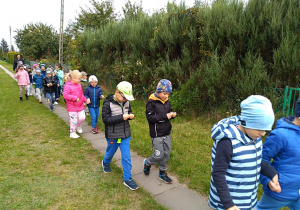 Dzieci spacerują alejką