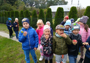 Dzieci jedzą jabłuszka