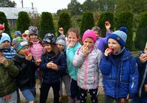 Dzieci jedzą jabłuszka