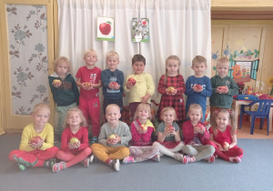 Dzieci z grupy II z jabłuszkami
