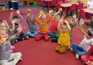 Dzieci z grupy V pokazują swoje jabłka