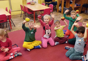 Dzieci z grupy V pokazują swoje jabłka