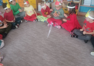dzieci z grupy VI podczas zabawy "gorące jabłko"