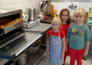 Amelka Ł., Amelka J., Gabrysia doglądają ciasto w kuchni