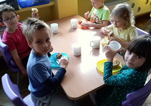 Dzieci z grupy VI jedzą upieczone ciasto