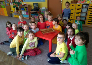 Dzieci z grupy VI przy z upieczonym ciastem