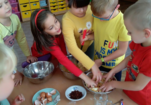 Dzieci z grupy VI podczas wykonywania ciasta
