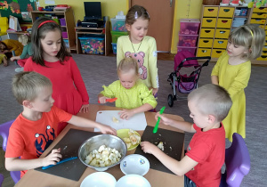 Dzieci z grupy VI kroją jabłka na ciasto
